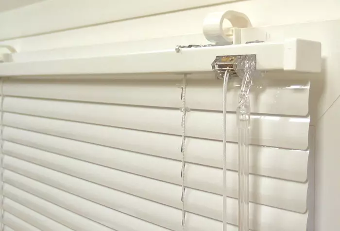 Aluminum horizontal blinds: features and care