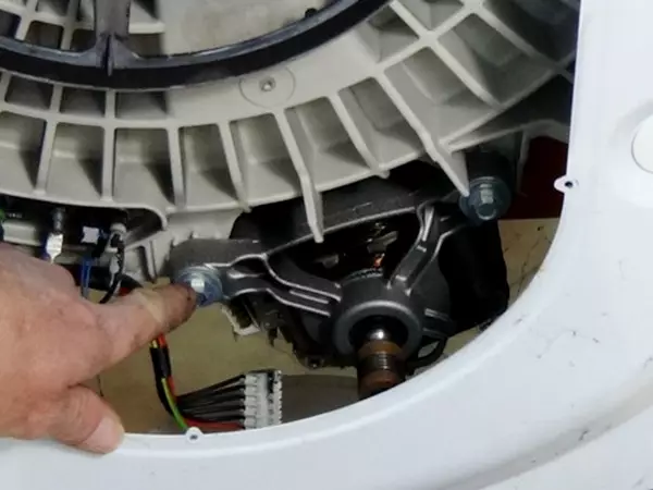 Motor de la o mașină de spălat și o schemă de conectare la rețea