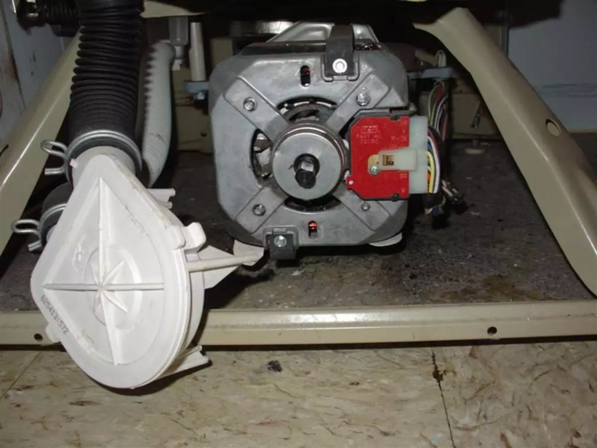 Motor fra en vaskemaskin og en nettverkstilkoblingsskjema