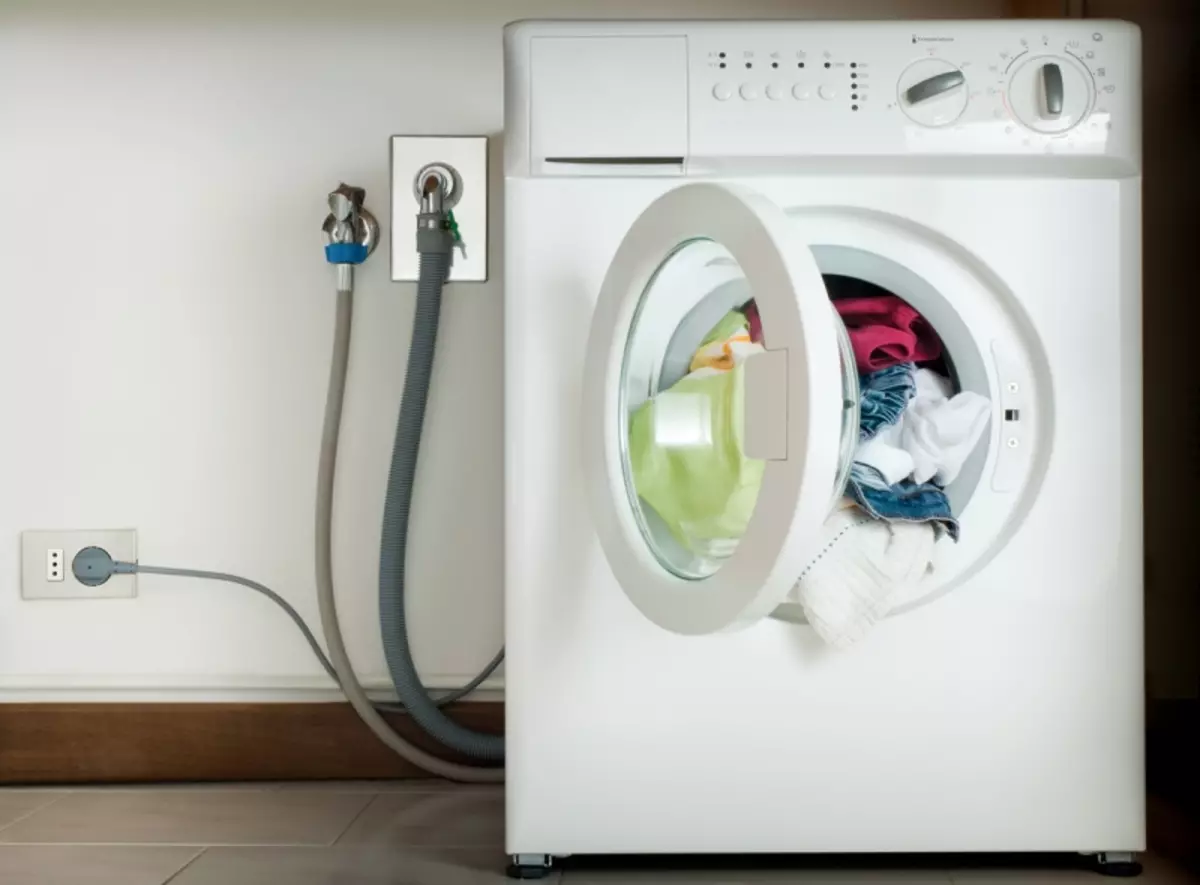 เชื่อมต่อเครื่องซักผ้ากับน้ำประปาและน้ำเสียด้วยมือของคุณเอง