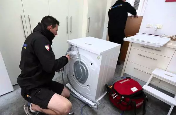 اتصال یک ماشین لباسشویی به تامین آب و فاضلاب با دستان خود