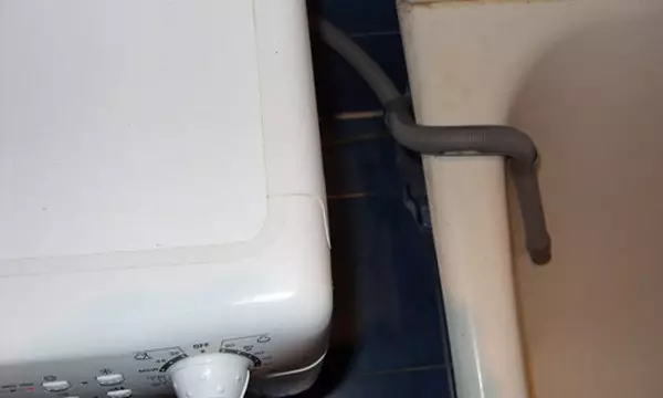 洗濯機を給水と下水との手を自分の手で接続する