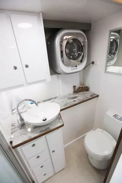 Sienas veļas mašīnas - lielisks risinājums mazai vannas istabai