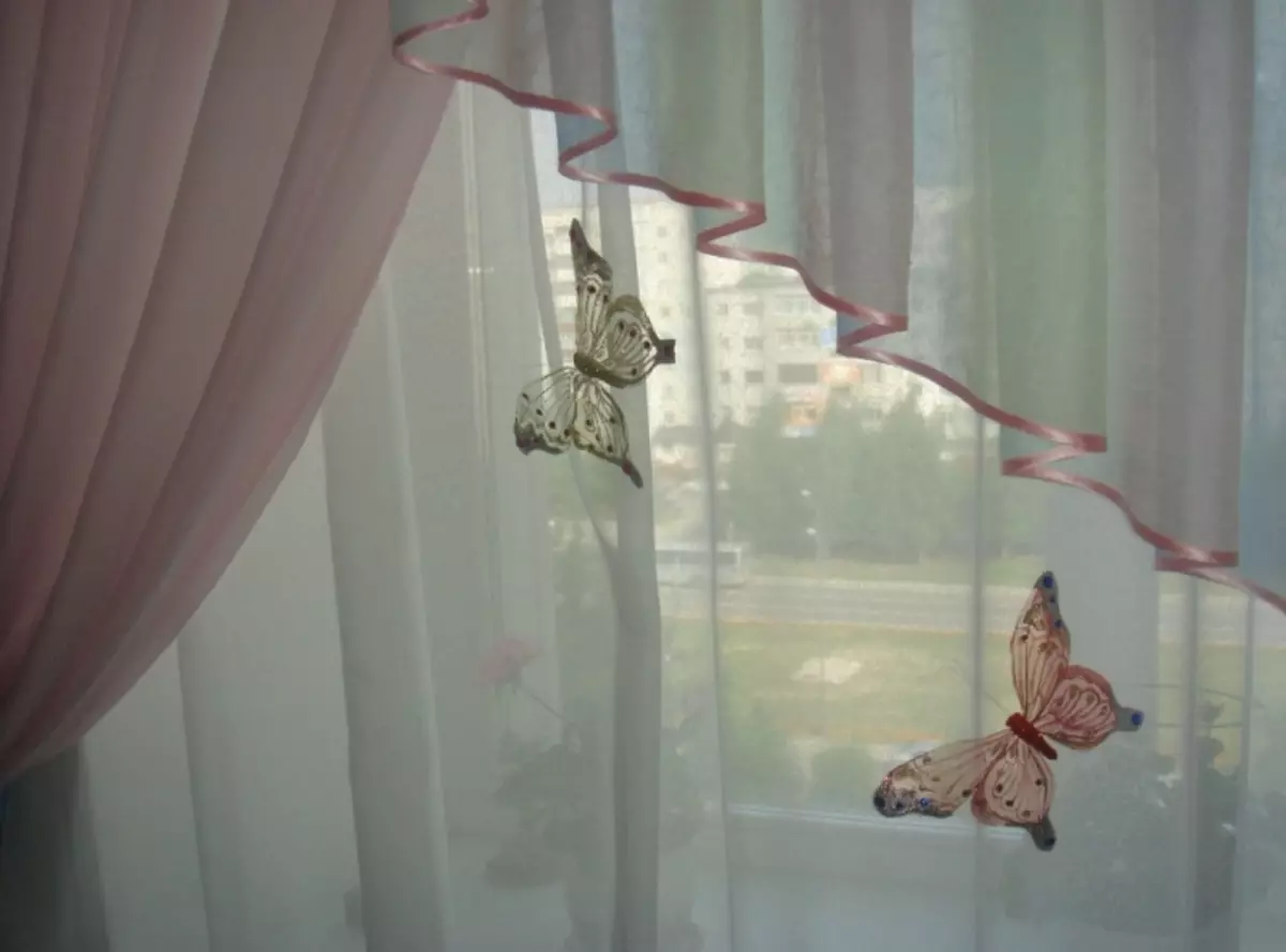Cari tahu cara membuat kupu-kupu untuk tirai secara independen