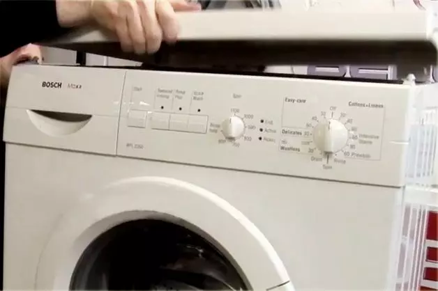 Hogyan távolítsuk el a mosógép felső fedeletét?