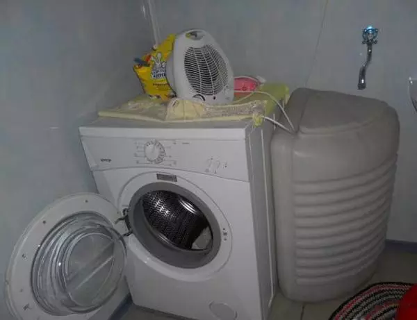Máquina de lavar roupa com tanque de água