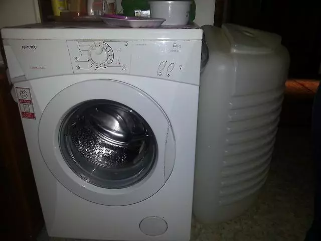 Washing machine na may tangke ng tubig.