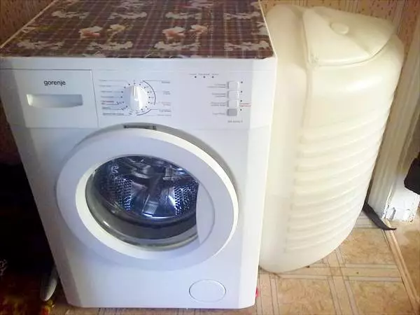 वॉटर टैंक के साथ वॉशिंग मशीन