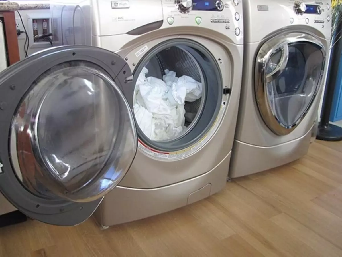 Tại sao máy giặt trống đi ra ngoài và phải làm gì?