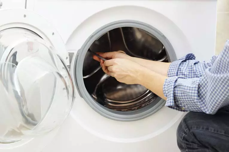 Hvorfor trommelen vaskemaskinen henger ut og hva du skal gjøre?