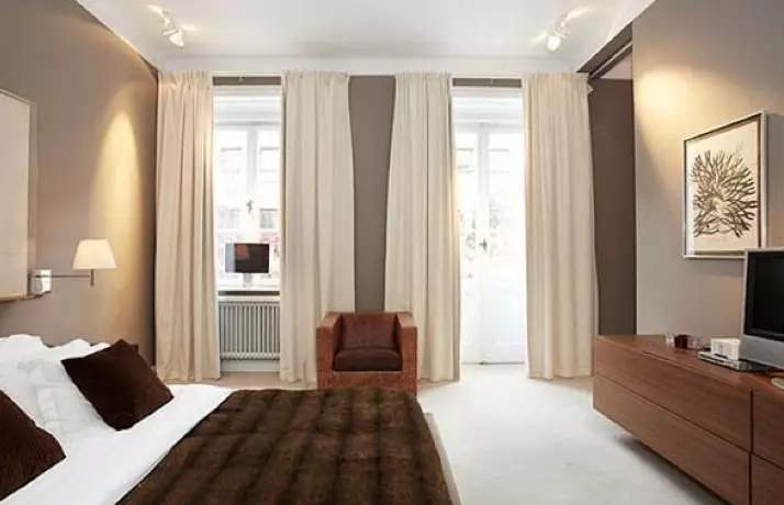 Els dissenyadors aconsellen: Com col·locar una habitació amb tul de llum i cortines fosques