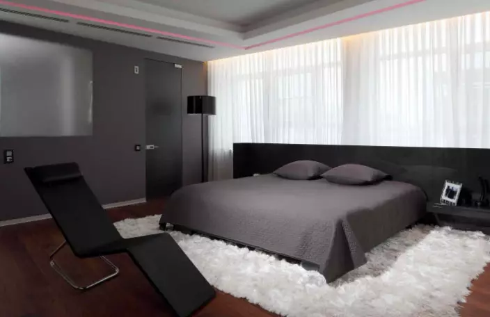 Designers këshillojnë: si të vendosni një dhomë me tulle të lehta dhe perde të errëta