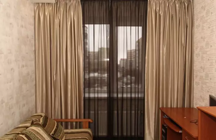 A tervezők azt tanácsolják: Hogyan kell elhelyezni egy szobát könnyű tüll és sötét függönyökkel