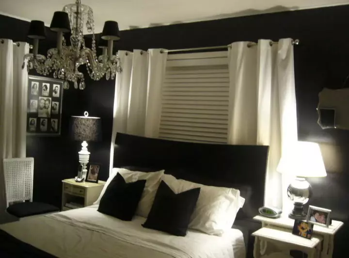 設計師建議：如何用光薄紗和深色窗簾放置房間