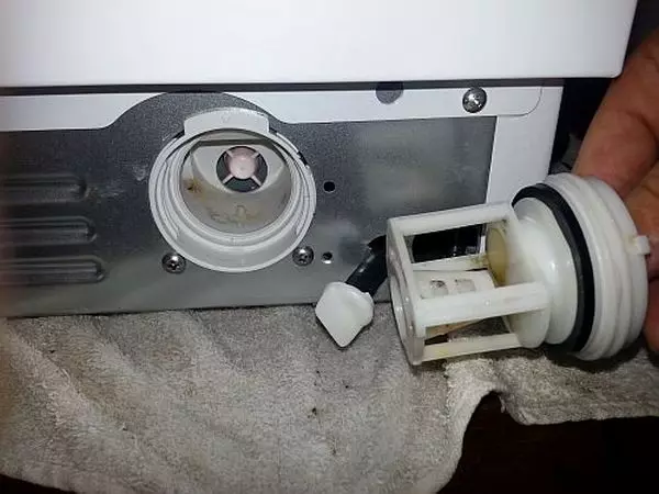 چگونه برای تمیز کردن فیلتر در یک ماشین لباسشویی؟