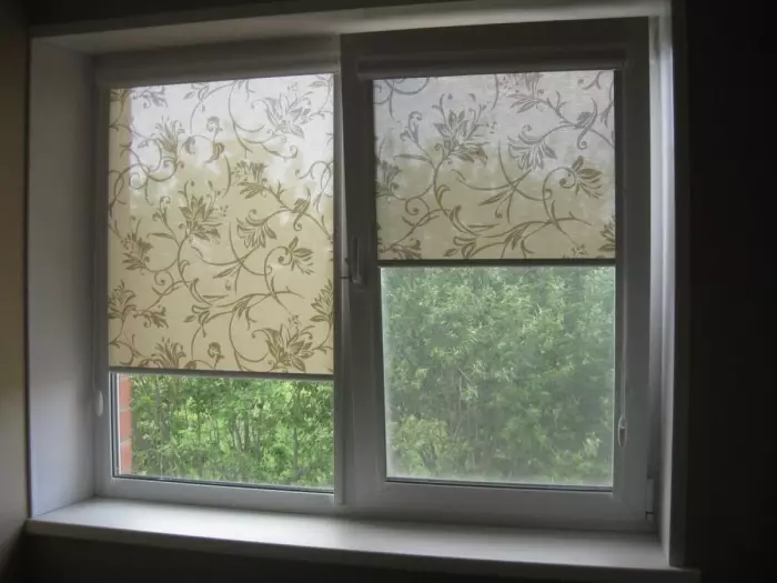 ม่านรีดบนหน้าต่างพลาสติกโดยไม่มีการขุดเจาะ - ระบบอ่อนโยน