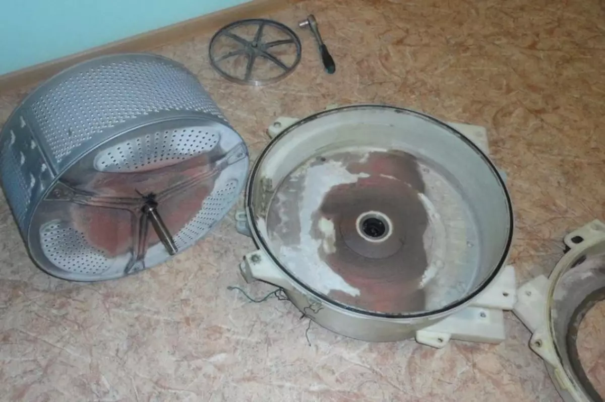 Bagaimana untuk membersihkan drum mesin basuh?