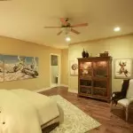 Makuuhuone maalauksin sisätiloissa