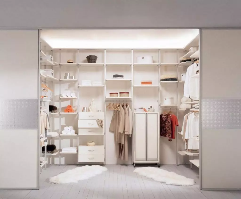 Sala de guarda-roupa em forma de p