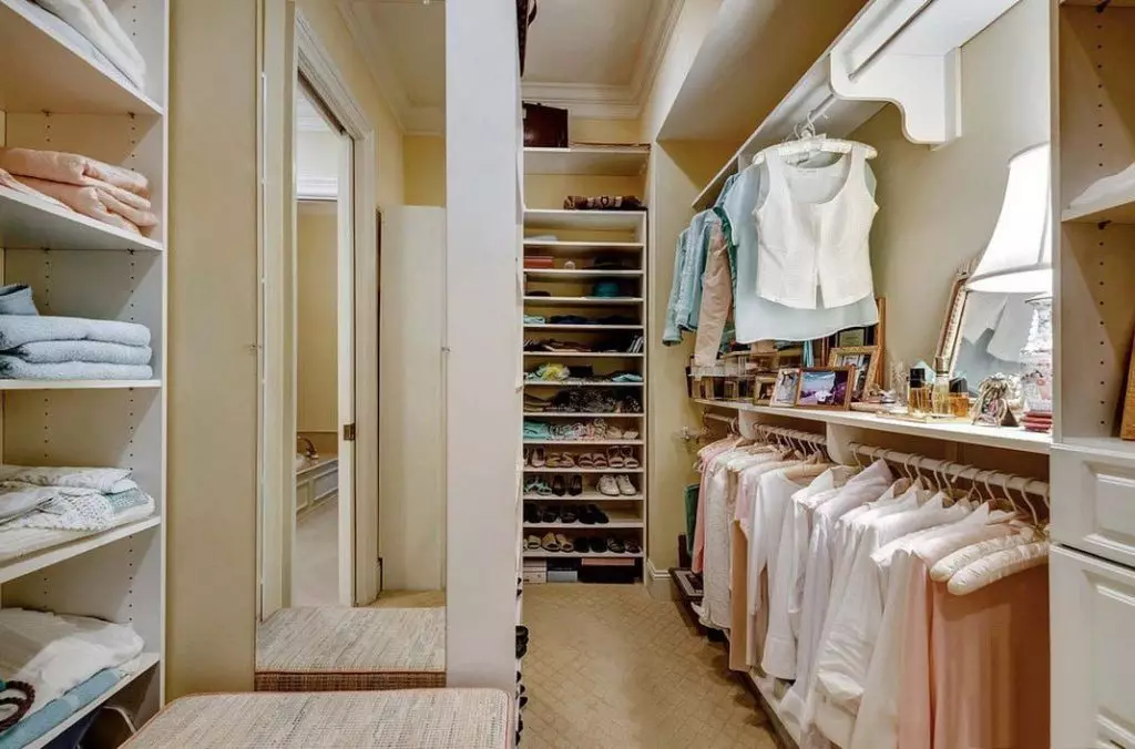 Walk-in closet