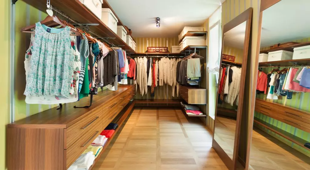 Maluwag na wardrobe room.