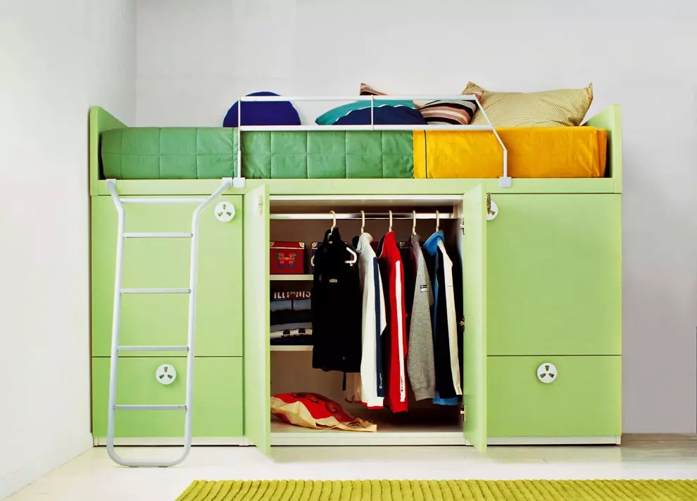 Bed-zolder met een kleedkamer hieronder voor kinderen