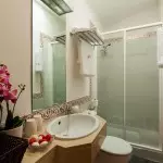 Tualet ilə birlikdə yaxşı bir banyo dizaynını necə yaratmaq olar (+50 şəkil)