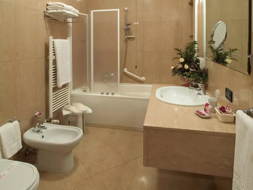 Bilik mandi reka bentuk digabungkan dengan tandas