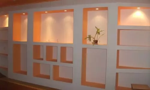 Hermosos estantes en la pared de placas de yeso: opciones de acabado