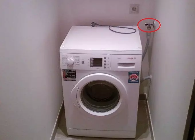 Машината за перење бира вода