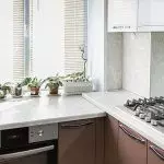 Hogyan lehet használni az ablakpárkányot egy kis konyhában?