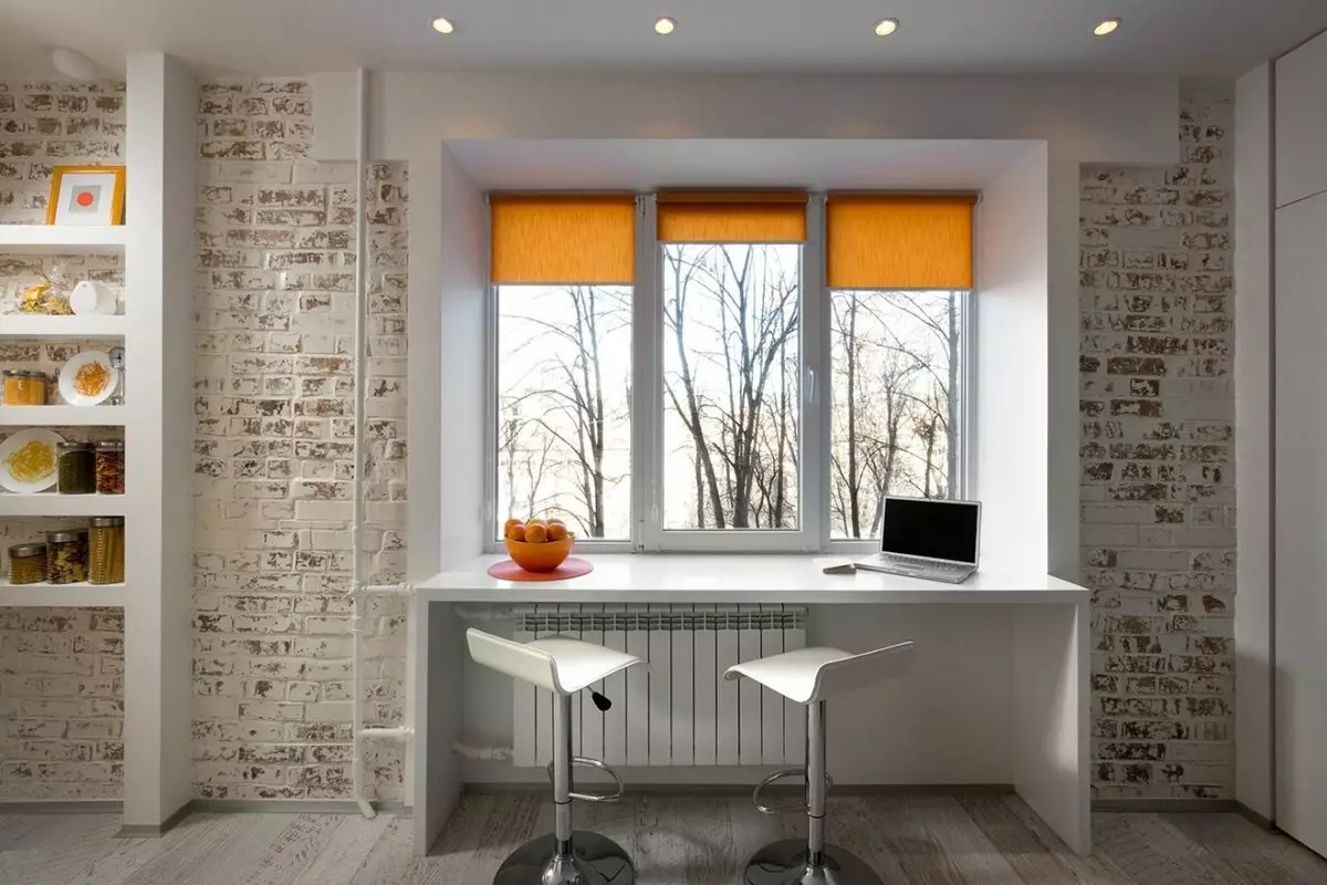 Si të përdorni funksionimisht dritaren në një kuzhinë të vogël?