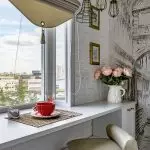 Si të përdorni funksionimisht dritaren në një kuzhinë të vogël?