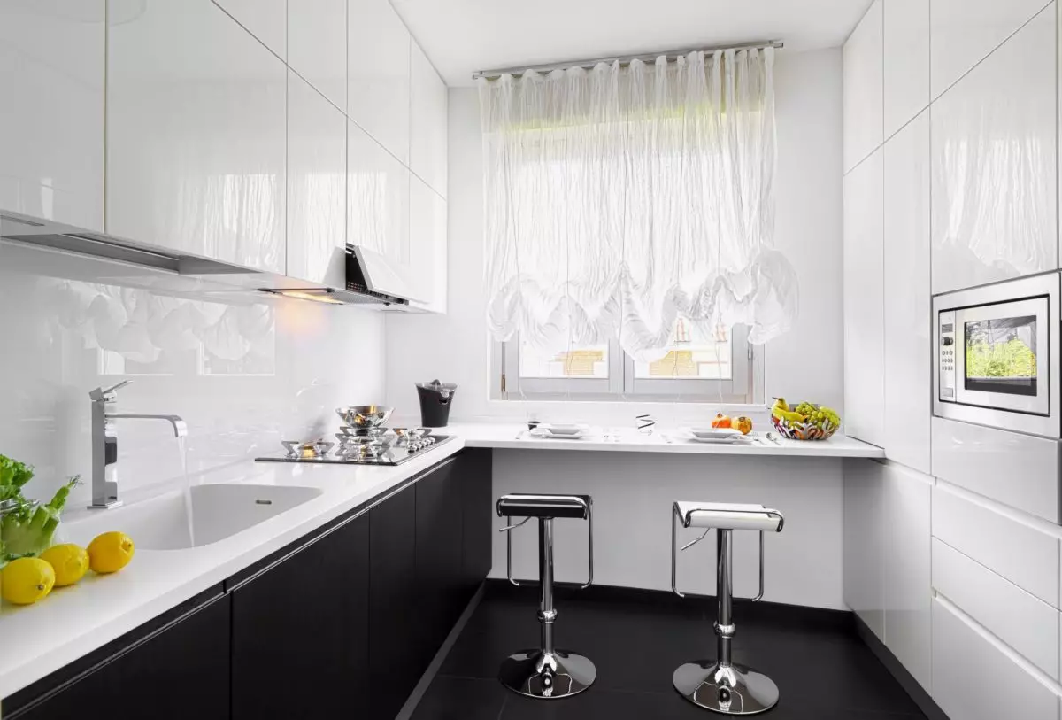 ¿Cómo usar funcionalmente el alféizar de la ventana en una pequeña cocina?