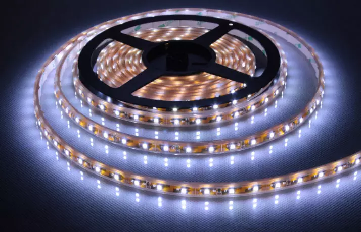 Comment faire des rideaux rétro-éclaireurs de LED: instructions détaillées des experts