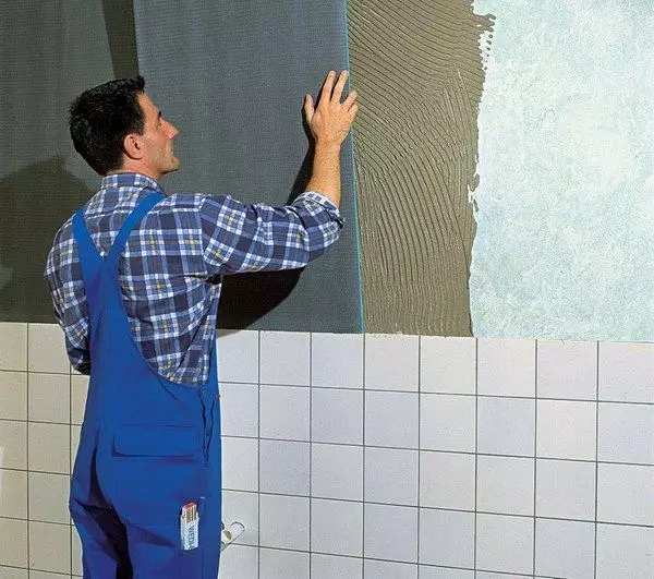 Подравняване на стените в банята преди залепване на тапети