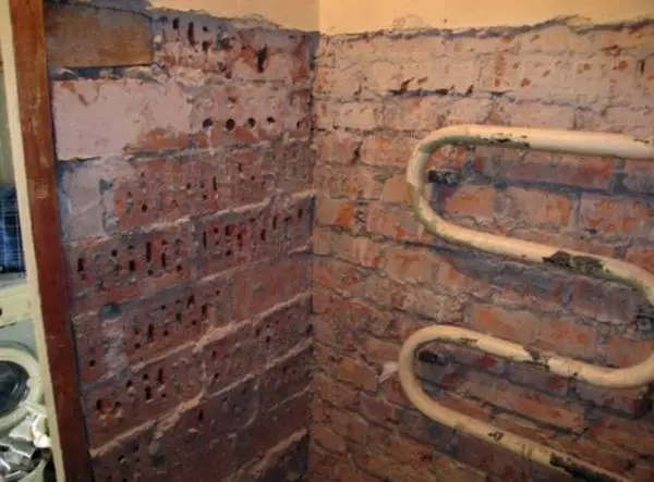 יישור של קירות בחדר האמבטיה לפני דבק טפט