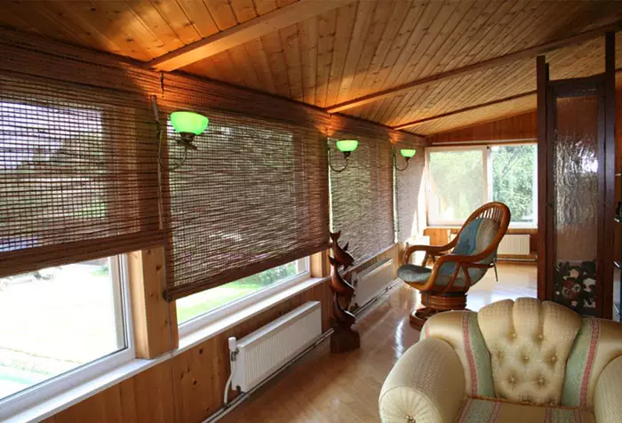 Bambusz hengerelt függönyök a belső térben: előnyök és hátrányok