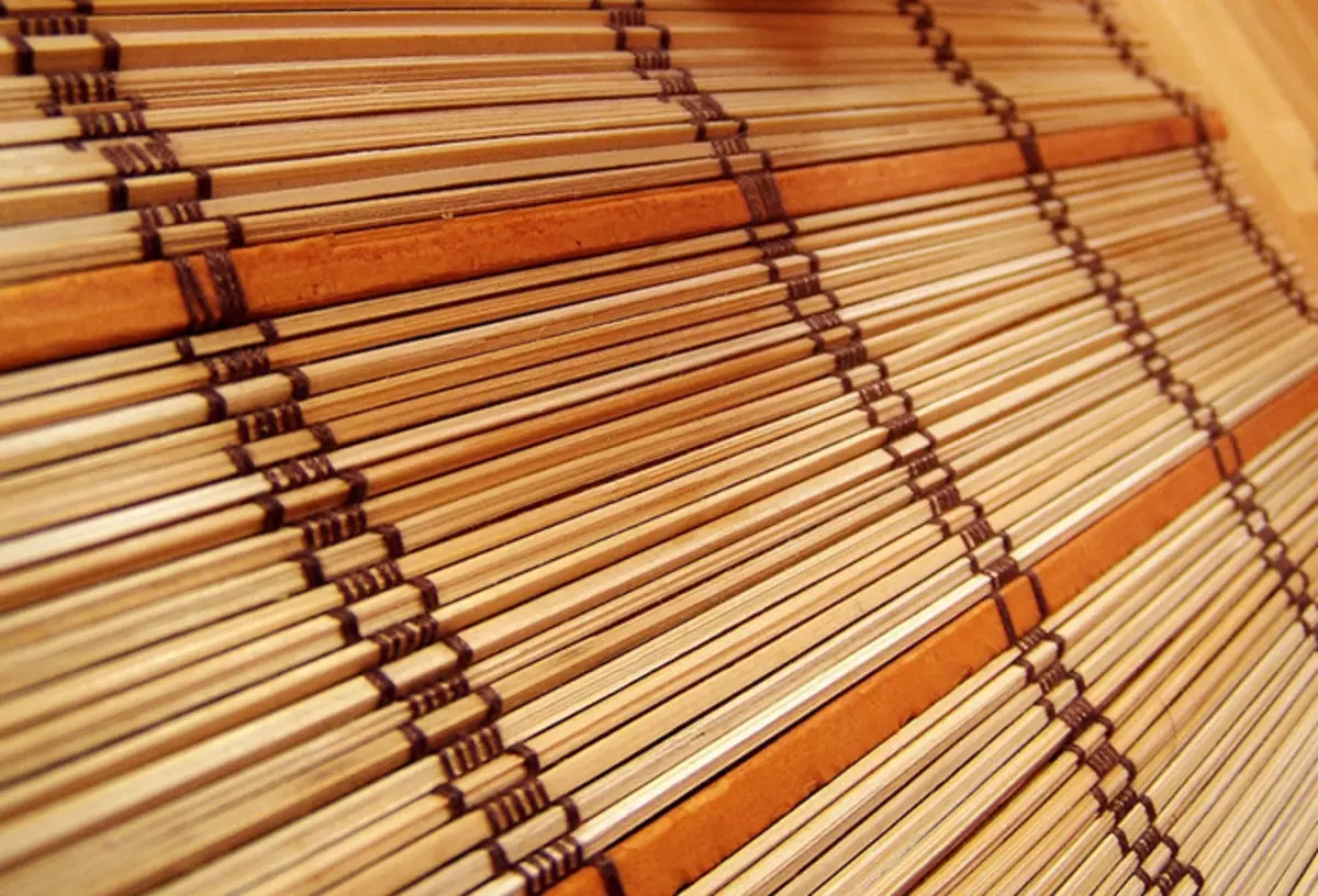 Bamboo kardinad uksel: plusse ja miinuseid
