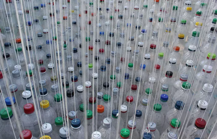 हम प्लास्टिक की बोतलों से पर्दे बनाते हैं: मास्टर क्लास