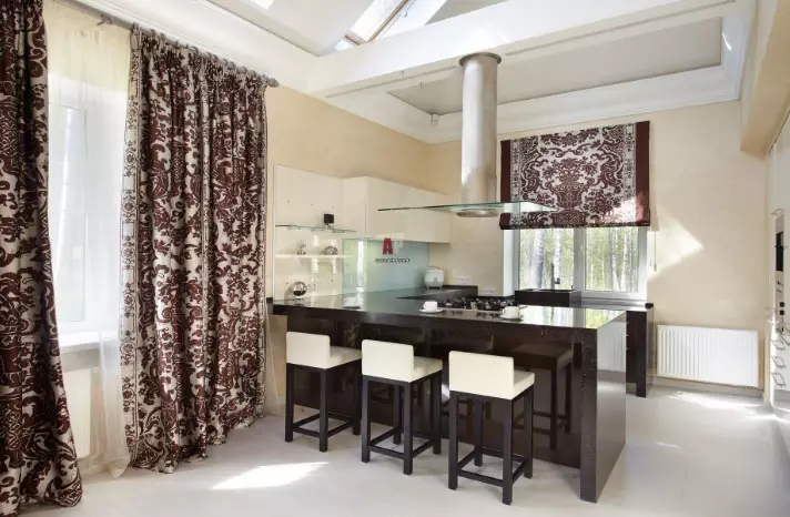 Vorhänge im Wohnzimmer kombiniert mit einer Küche: So wählen und arrangieren Sie ordnungsgemäß