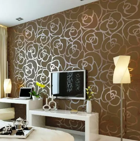 Características interiores con papel tapiz de bronce
