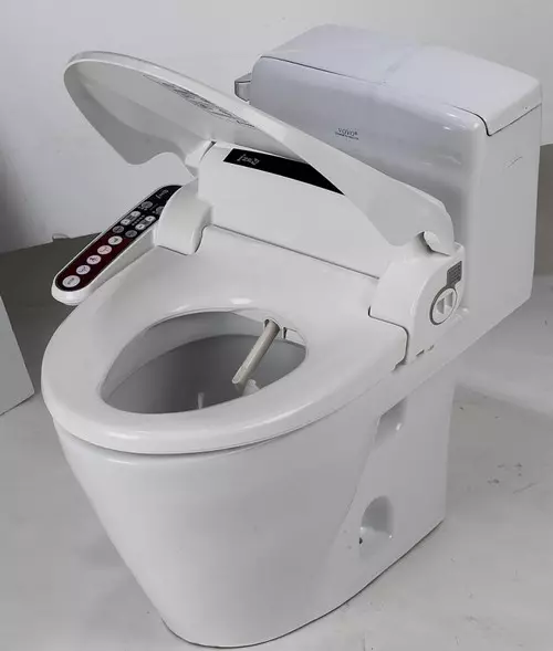 स्वच्छ स्नान के साथ शौचालय