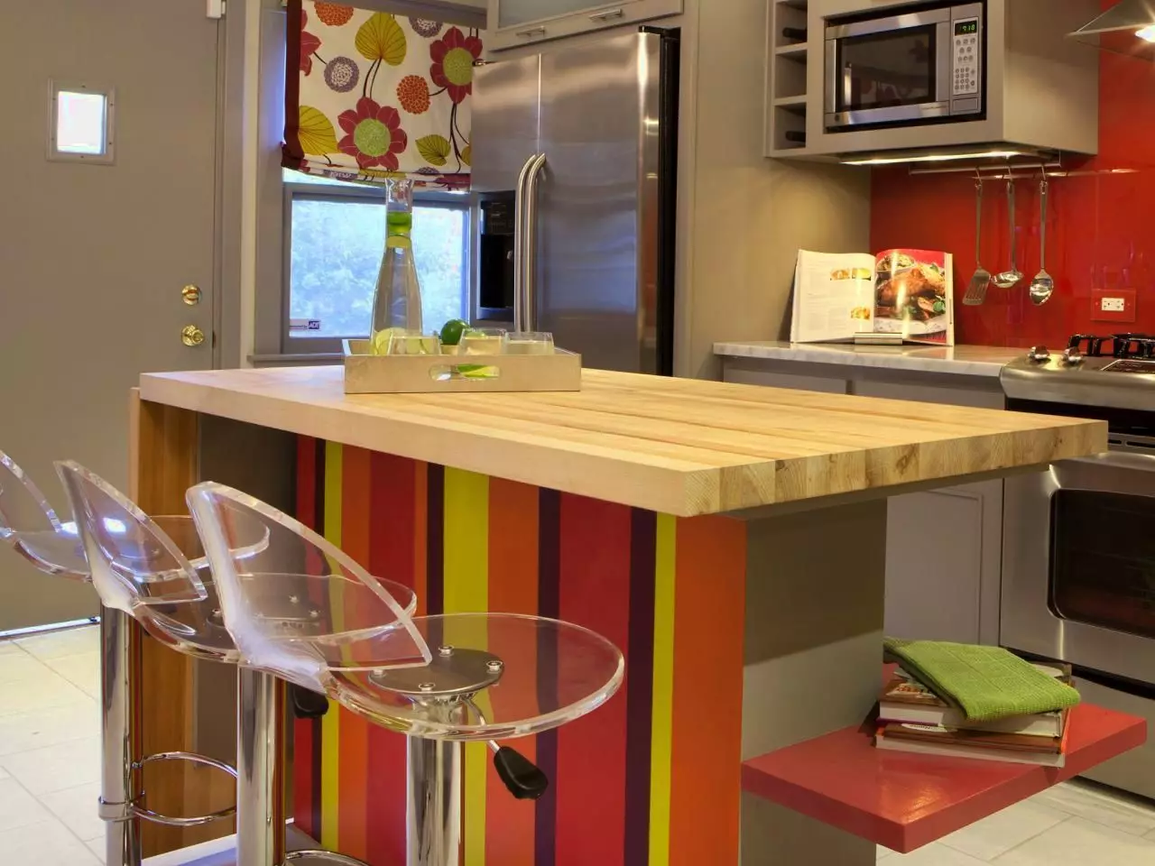 Wie betreten Sie eine Kücheninsel in einer kleinen Küche?