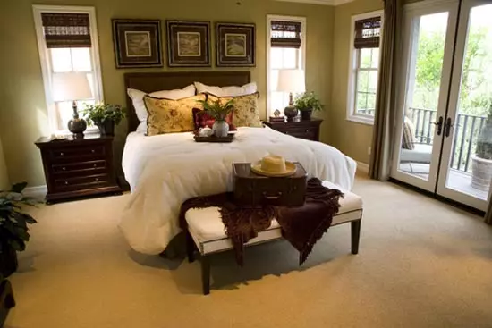 Interior do quarto do estilo americano: camas altas, características de design