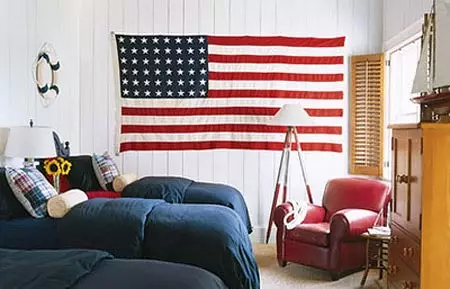 Amerikai stílusú hálószoba belső: magas ágyak, tervezési funkciók