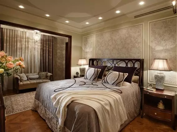 Amerikai stílusú hálószoba belső: magas ágyak, tervezési funkciók