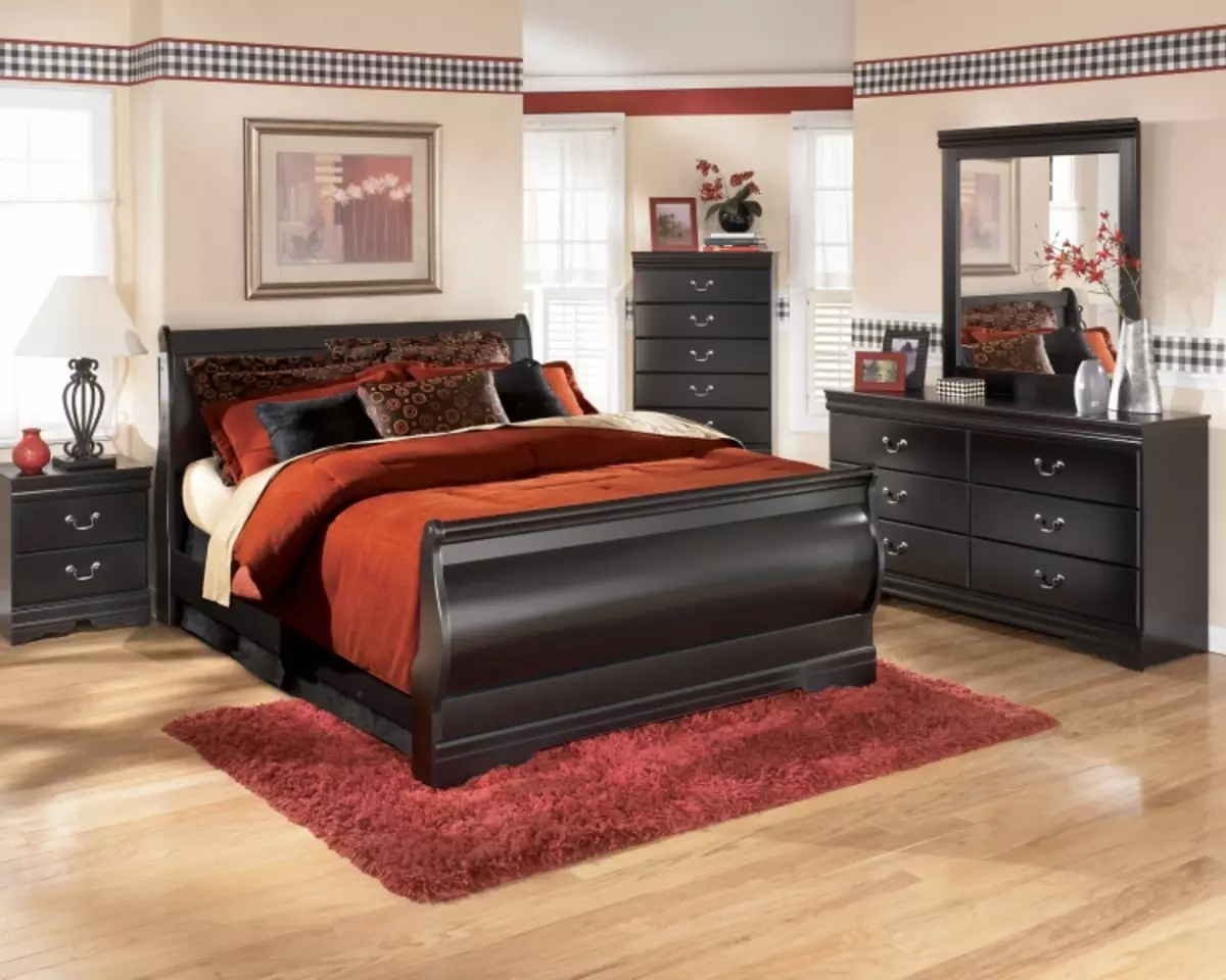 Interior del dormitorio de estilo americano: camas altas, características de diseño