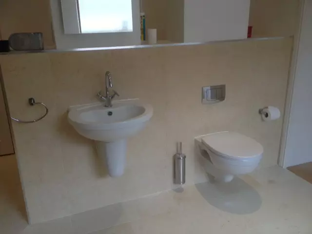 Toilet dengan tangki tersembunyi