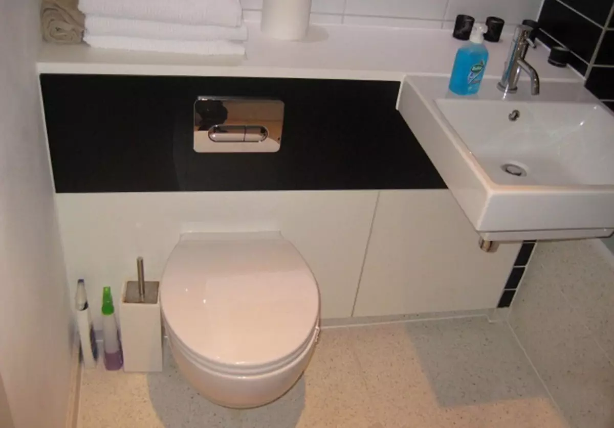 Toilets b'tank moħbi